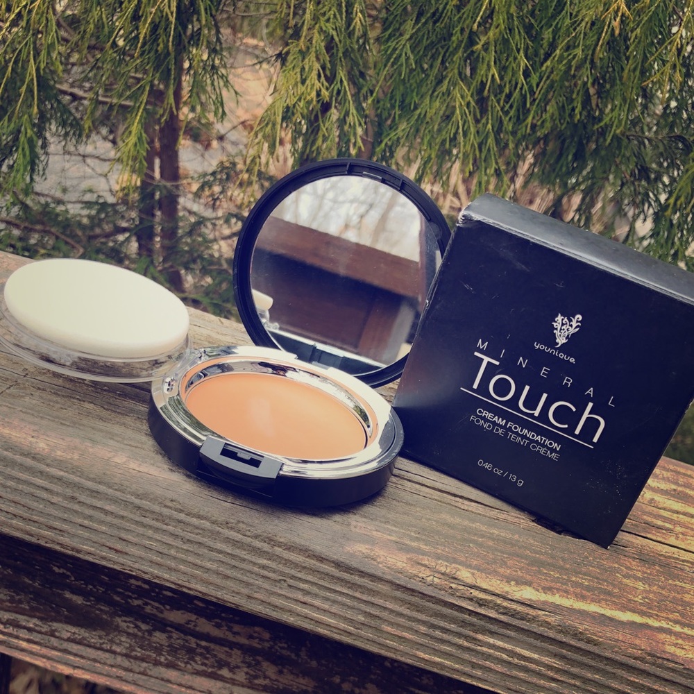 🎊NIB YOUNIQUE “CASHMERE” CREAM FOUNDATION🎊